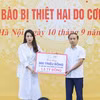 Tập đoàn TH đã trao tặng 300.000 sản phẩm nước tinh khiết TH true WATER (trị giá 1,5 tỷ đồng) và 500 triệu đồng tiền mặt cho người dân bị thiệt hại bởi bão số 3. (Ảnh: PV/Vietnam+)