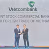Ông Hồng Quang - Thành viên Hội đồng quản trị kiêm Giám đốc Khối Nhân sự đại diện Vietcombank nhận cúp vàng "Harmonia" từ Ban tổ chức. (Ảnh: Vietnam+)