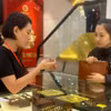 Giá vàng thế giới giảm mạnh, thương hiệu SJC trong nước vẫn “bất động”. (Ảnh: Vietnam+)