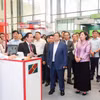 Thủ tướng Chính phủ Phạm Minh Chính, Thống đốc NHNN Nguyễn Thị Hồng đến thăm gian hàng của Agribank tại sự kiện. (Ảnh: Vietnam+)