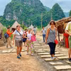 Du khách tham quan tại Khu du lịch Tràng Anh, Ninh Bình. 