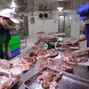 Chuẩn bị nguyên liệu thịt lợn để chế biến tại cơ sở sản xuất của Hợp tác xã Hoàng Long ở thôn Tri Lễ, xã Tân Ước, huyện Thanh Oai, Hà Nội. (Ảnh: Vũ Sinh/TTXVN)