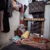 Walaa bế đứa con mới sinh trong một căn nhà dành cho người tị nạn ở Rafah, miền Nam Gaza. (Nguồn: Washington Post)