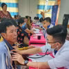 Các thầy thuốc trẻ tổ chức khám bệnh, cấp thuốc miễn phí cho người dân xã ven biển Nam Thái A, huyện An Biên, tỉnh Kiên Giang. (Ảnh: TTXVN phát)