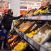 Người dân mua thực phẩm tại siêu thị ở London, Anh. (Ảnh: AFP/TTXVN)