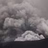 Núi lửa Marapi ở Tây Sumatra, Indonesia phun tro bụi ngày 6/12/2023. (Ảnh: AFP/TTXVN)
