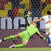  Trung vệ Đức Mats Hummels (phải) trong nỗ lực phá bóng từ đường tạt của cầu thủ Pháp đã vô tình đưa bóng vào lưới nhà trong trận đấu vòng chung kết EURO 2020, ngày 15/6/2021. (Ảnh: AFP/TTXVN)