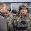 Tướng Oleksandr Syrsky (phải) đã ra lệnh tăng cường phòng thủ khu vực Donetsk ở miền Đông Ukraine. (Ảnh: AFP/TTXVN)