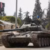 Xe tăng của nhóm phiến quân Hayat Tahrir al-Sham di chuyển ở al-Rashideen, tỉnh Aleppo (Syria) ngày 29/11/2024. (Ảnh: Reuters/TTXVN)