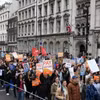Nhân viên y tế tham gia đình công yêu cầu tăng lương tại London, Anh. (Ảnh: AFP/TTXVN)