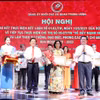 Ban Biên tập tin Đối ngoại, Thông tấn xã Việt Nam nhận Bằng khen của Đảng ủy Khối các cơ quan Trung ương tại hội nghị. (Ảnh: Phương Hoa/TTXVN)