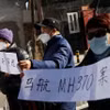 Người thân các nạn nhân trên chuyến bay MH370. (Ảnh: Reuters)