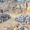 Hàng trăm viên đá chẻ thành phẩm đang được tập kết tại hiện trường. (Ảnh: Quang Thái/TTXVN)