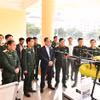 Bộ trưởng Nguyễn Kim Sơn tham quan một số sản phẩm nghiên cứu khoa học của Học viện Kỹ thuật Quân sự. (Nguồn: Bộ Giáo dục và Đào tạo)