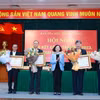 Đồng chí Trương Thị Mai trao Huân chương Lao động của Chủ tịch nước và Bằng khen của Thủ tướng Chính phủ cho các cá nhân có thành tích xuất sắc. (Ảnh: Phương Hoa/TTXVN)