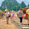 Du khách quốc tế thăm quan bối cảnh phim trường "Kong: Skull Island" tại Ninh Bình, vào tháng 8/2019, trước thời điểm khu này phải tháo dỡ. (Ảnh: Mai Mai/Vietnam+)