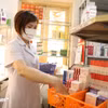 Nhân viên y tế làm công tác cấp phát thuốc. (Ảnh: Minh Quyết/TTXVN)