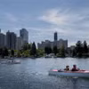 Du khách đi thuyền trên một trong những nhánh của sông Danube gần thành phố Vienna, Áo. (Ảnh: AFP/TTXVN)