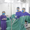 Tiến sỹ, bác sỹ Phan Lê Thắng cùng êkíp mổ phẫu thuật nội soi cho bệnh nhân. (Ảnh: Bệnh viện cung cấp)
