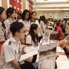 Học sinh, sinh viên tìm hiểu thông tin du học. (Ảnh: PV/Vietnam+)