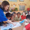 Nguyễn Bích Thu và các em học sinh Trường Phổ thông Dân tộc bán trú Tiểu học Khao Mang, huyện Mù Cang Chải, tỉnh Yên Bái. (Ảnh: Phạm Mai/Vietnam+)