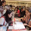 Học sinh, sinh viên Việt Nam tìm hiểu thông tin về các trường đại học Mỹ. (Ảnh: PM/Vietnam+)