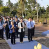 Đoàn lãnh đạo Tỉnh ủy, Hội đồng Nhân dân, Ủy ban Nhân dân, Ủy ban Mặt trận Tổ quốc Việt Nam tỉnh Quảng Ngãi dâng hương tưởng niệm. (Ảnh: Đinh Hương/TTXVN)