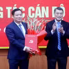 Đồng chí Lê Minh Hưng, Ủy viên Bộ Chính trị, Bí thư Trung ương Đảng, Trưởng Ban Tổ chức Trung ương trao Quyết định, tặng hoa chúc mừng đồng chí Nguyễn Khắc Thận. (Ảnh: Thế Duyệt/TTXVN)