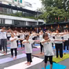 Hoạt động hưởng ứng Ngày Quốc tế Yoga lần thứ 10 diễn ra tại Bảo tàng Phụ nữ Việt Nam, Hà Nội. (Ảnh: Minh Thu/Vietnam+)