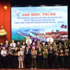 Thủ tướng Phạm Minh Chính chụp ảnh lưu niệm cùng các chiến sỹ Điện Biên, thanh niên xung phong, dân công hỏa tuyến. (Ảnh: Minh Anh/Vietnam+)