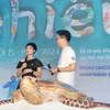 Nghệ sỹ Cao Thanh Thà (trái) phát biểu khai mạc triển lãm. (Ảnh: PV/Vietnam+)
