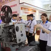 Thanh niên kiều bào tìm hiểu về La bàn chuyên dụng trong Khoa Hàng hải những năm 1980, tại Học viện Hải quân. Ảnh: Phan Sáu - TTXVN