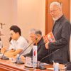 Nhà văn Cho Chul-hyeon phát biểu tại lễ ký kết để xuất bản, in, phát hành cuốn sách về Tổng Bí thư Nguyễn Phú Trọng. (Ảnh: Minh Quyết/TTXVN)