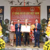 Ngày 21/1/2024, Tổ chức Kỷ lục Việt Nam trao chứng nhận xác lập kỷ lục cho đồng thầy Nguyễn Đức Hiển, thủ nhang Phủ Tiên Hương. (Ảnh: PV/Vietnam+)