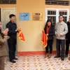 Đại diện Ban biên tập tin Kinh tế - TTXVN và Ngân hàng Viettinbank thực hiện nghi thức bàn giao công trình nhà công năng tại điểm trường Tiểu học thôn Hoàng Lâu, xã Trung Yên, huyện Sơn Dương, tỉnh Tuyên Quang. (Ảnh: Quang Cường/TTXVN)