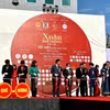 Các đại biểu cắt băng khai mạc Lễ hội Tết Việt Nam tại Amagasaki. (Ảnh: Xuân Giao/TTXVN)