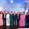 Thủ tướng Nguyễn Xuân Phúc chụp ảnh chung với đại diện cộng đồng người Việt Nam tại Séc. (Ảnh: Thống Nhất/TTXVN)