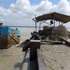 Các tàu hút cát trái phép trong lòng hồ Dầu Tiếng bị bắt giữ. (Ảnh: TTXVN phát)