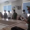 Các cơ quan chức năng thi hành các quyết định của Viện Kiểm sát Nhân dân tỉnh Đắk Lắk tại trụ sở CDC Đắk Lắk. (Ảnh: Tuấn Anh/TTXVN)