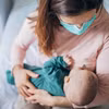 Trẻ sơ sinh hưởng miễn dịch từ mẹ bị mắc COVID-19 hoặc đã tiêm phòng