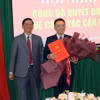 Trao Quyết định điều động ông Đặng Trí Dũng làm Bí thư Thành ủy Đà Lạt. (Ảnh: Chu Quốc Hùng/TTXVN)