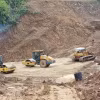 Các nhà thầu đẩy nhanh tiến độ thi công hạng mục thuộc dự án thành phần 2, đoạn nối từ xã Ma Nới (huyện Ninh Sơn, Ninh Thuận) đến ngã tư Tà Năng (huyện Đức Trọng, Lâm Đồng). (Ảnh: Nguyễn Thành/TTXVN)