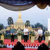 Thủ tướng Sonexay Siphandon và các quan khách Lào cắt băng khai mạc Năm Du lịch Lào 2024. (Ảnh: Phạm Kiên/TTXVN) 
