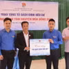 Đoàn Thanh niên TTXVN trao tượng trưng "Tủ sách Đinh Hữu Dư" cho Trường Tiểu học Ngối Cáy (Mường Ảng, tỉnh Điện Biên). (Ảnh: Xuân Tư/TTXVN)