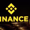 Đồng tiền Bitcoin và biểu tượng Binance. (Ảnh: Reuters/TTXVN)