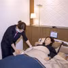 Nhân viên y tế của EHL BIO chăm sóc bệnh nhân điều trị bệnh suy thận và thận mãn tính bằng liệu pháp tế bào gốc từ nước tiểu. (Ảnh: Anh Nguyên/TTXVN)