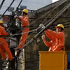Nhân viên EVN sửa chữa các thiết bị điện. (Ảnh: EVN)
