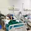 Hai bệnh nhân mắc bệnh do não mô cầu tại tỉnh Bắc Kạn đang điều trị tại Bệnh viện Bệnh Nhiệt đới Trung ương. (Ảnh: PV/Vietnam+)