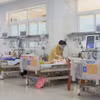 Điều trị cho các bệnh nhi mắc bệnh truyền nhiễm. (Ảnh: Đinh Hương/TTXVN)