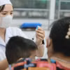 Nhân viên y tế tiêm vaccine phòng sởi-rubella cho trẻ tại phường Mễ Trì, quận Nam Từ Liêm. (Ảnh: Minh Quyết/TTXVN)